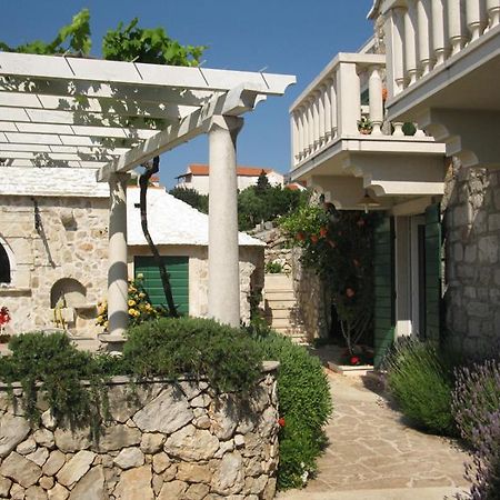 Apartments Nejasmic - Little House For Peaceful And Domestic Vacation Bol Exteriér fotografie