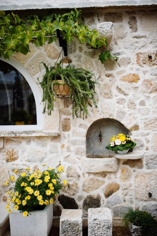 Apartments Nejasmic - Little House For Peaceful And Domestic Vacation Bol Exteriér fotografie