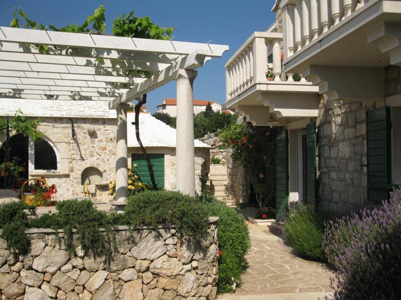 Apartments Nejasmic - Little House For Peaceful And Domestic Vacation Bol Exteriér fotografie