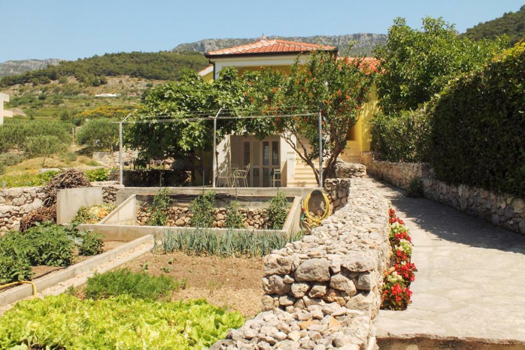 Apartments Nejasmic - Little House For Peaceful And Domestic Vacation Bol Exteriér fotografie