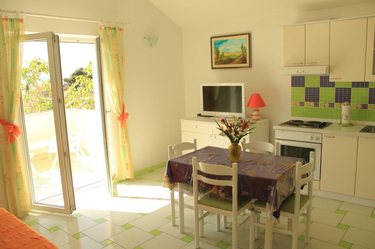 Apartments Nejasmic - Little House For Peaceful And Domestic Vacation Bol Exteriér fotografie