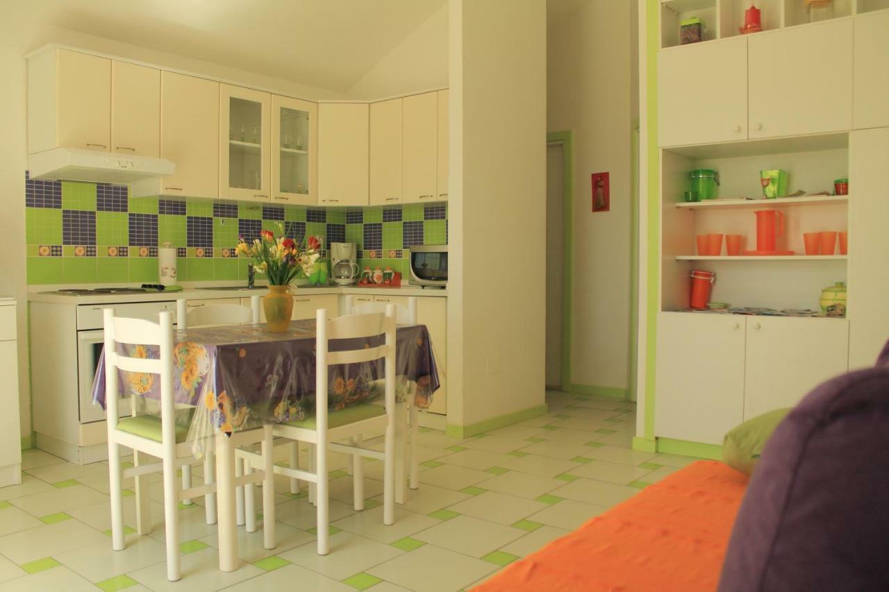 Apartments Nejasmic - Little House For Peaceful And Domestic Vacation Bol Exteriér fotografie