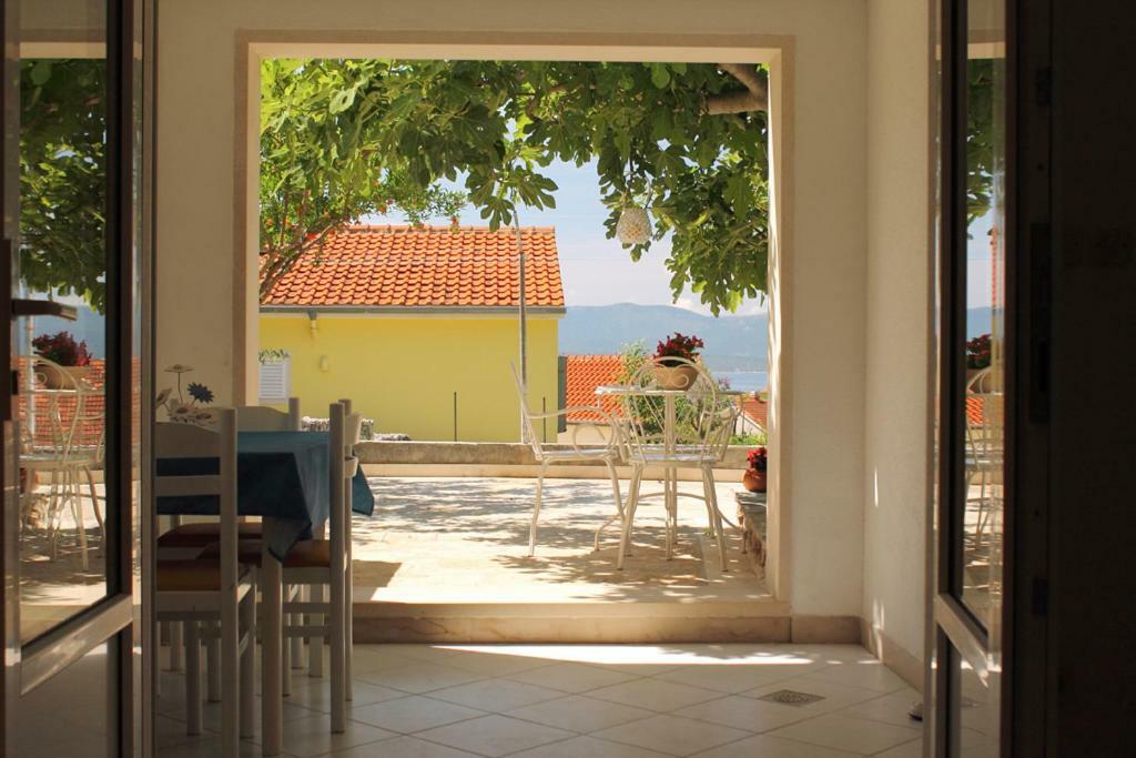 Apartments Nejasmic - Little House For Peaceful And Domestic Vacation Bol Exteriér fotografie
